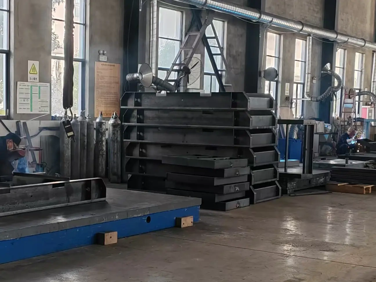 Stacked metal components and fabrication equipment in the Taizhou Jinte workshop Stacked metal components and fabrication equipment in the Taizhou Jinte workshop