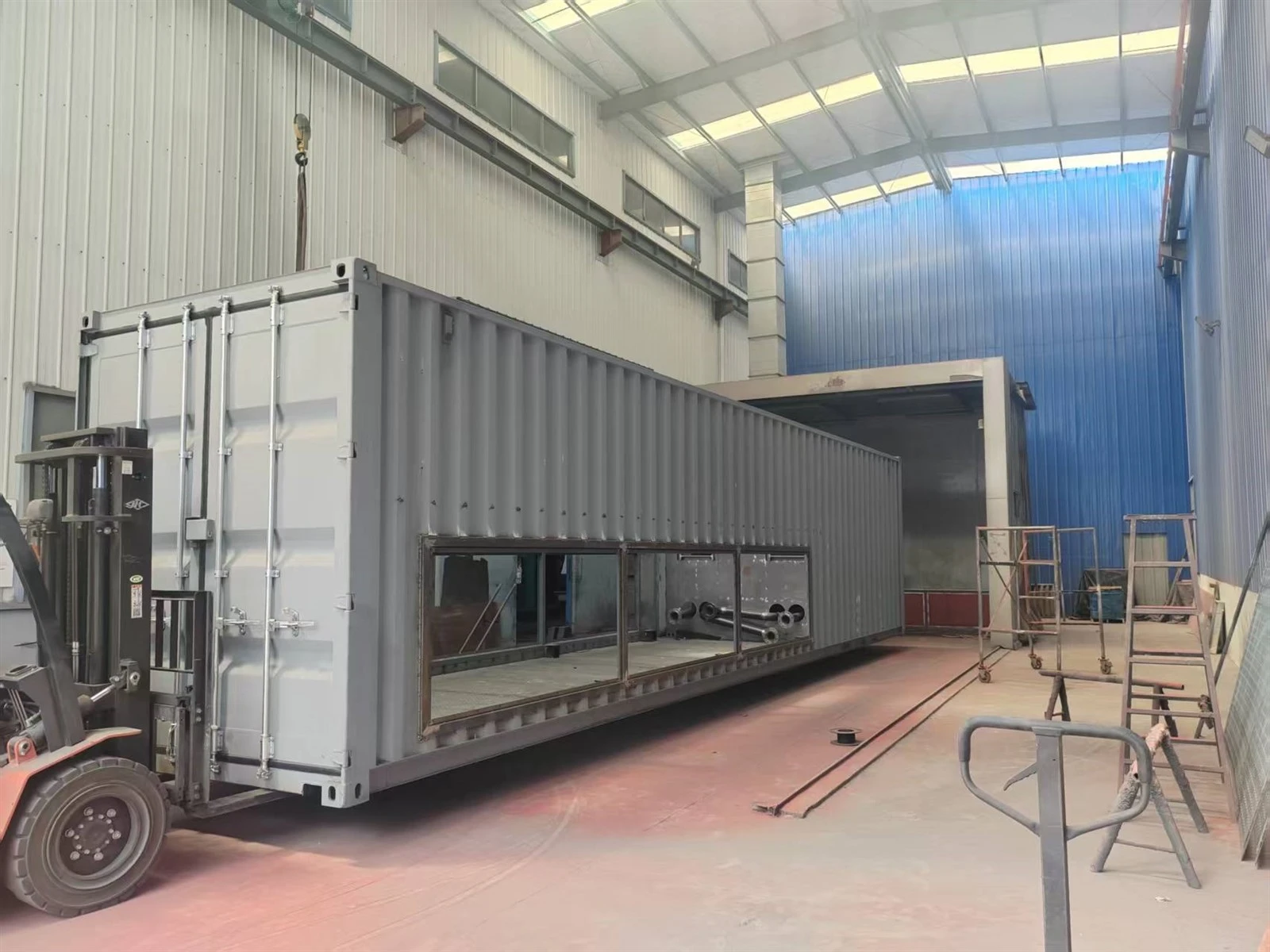 Gray generator container enclosure inside the Taizhou Jinte workshop Gray generator container enclosure inside the Taizhou Jinte workshop